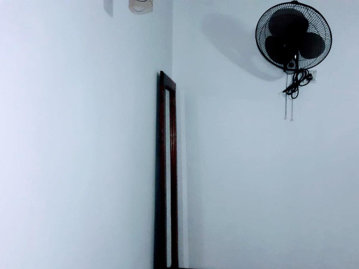 Black And White Kandy Guest House 02 Deiyannewela エクステリア 写真