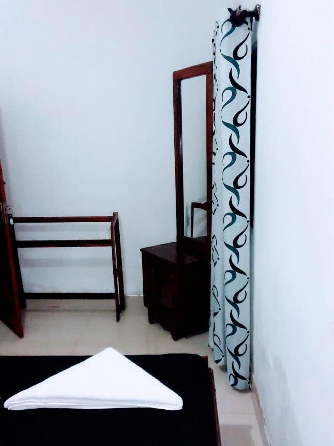 Black And White Kandy Guest House 02 Deiyannewela エクステリア 写真