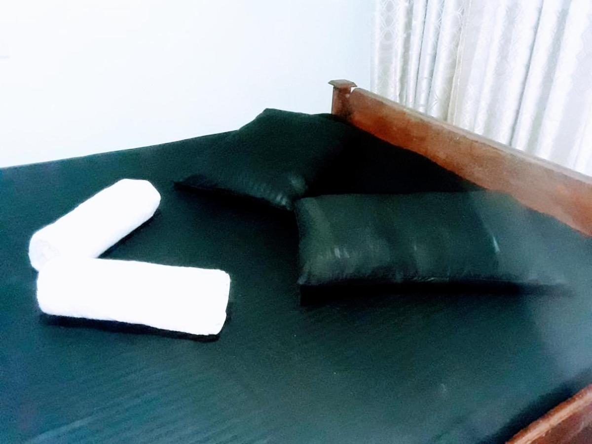 Black And White Kandy Guest House 02 Deiyannewela エクステリア 写真