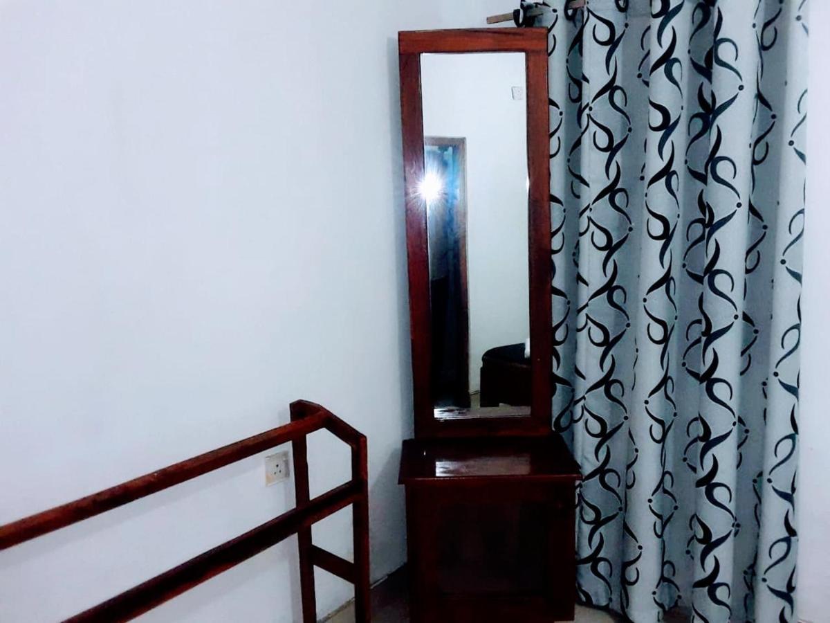 Black And White Kandy Guest House 02 Deiyannewela エクステリア 写真