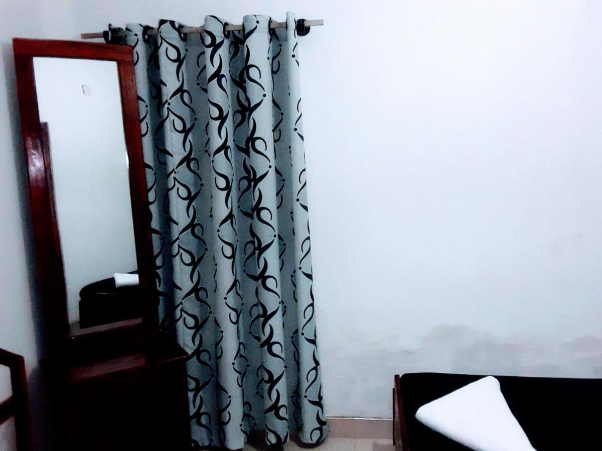 Black And White Kandy Guest House 02 Deiyannewela エクステリア 写真
