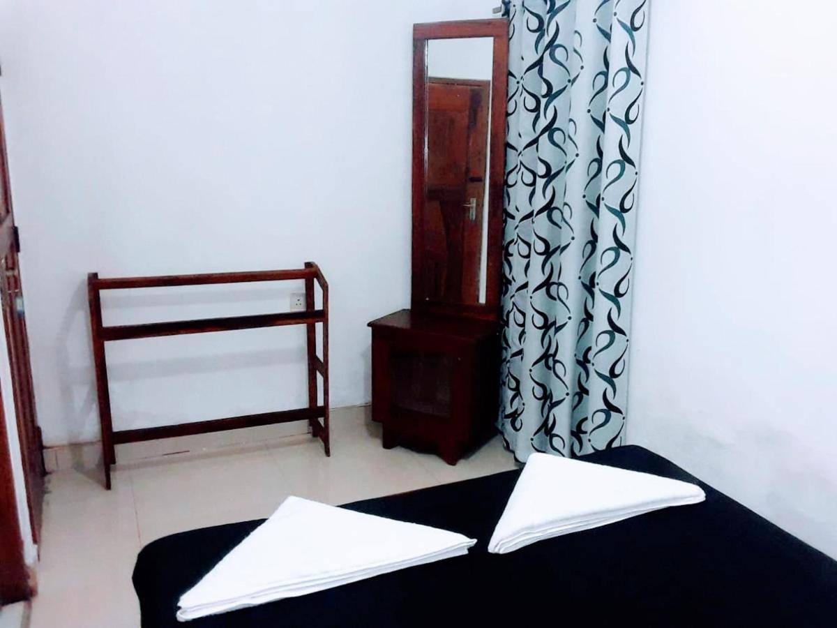 Black And White Kandy Guest House 02 Deiyannewela エクステリア 写真
